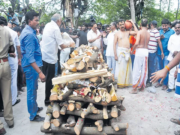 Vijaya Nirmala Last Journey Rituals was Completed - Sakshi