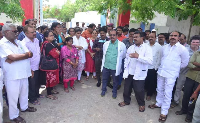 Dharna of CITU Leaders in Front of the Hospital that the Pregnant Woman Was Not Given Proper Treatment - Sakshi