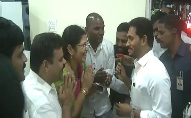 AP CM YS Jagan Receives Grand Welcome In Visakha Airport - Sakshi