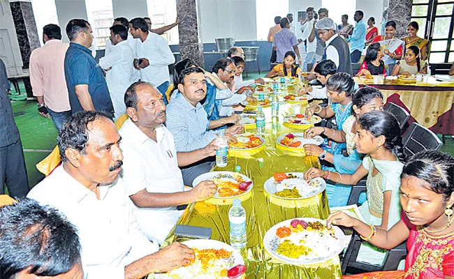 Minister Lunch With Tenth Toppers in jagtial - Sakshi