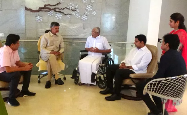 Chandrababu Naidu consoles Murali Mohan - Sakshi