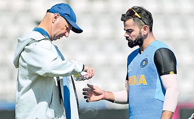 Virat Kohli Cleared off Injury Concern After Hurting Thumb in Training - Sakshi