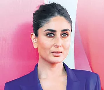 Kareena Kapoor Takes a Break From London Vacation - Sakshi