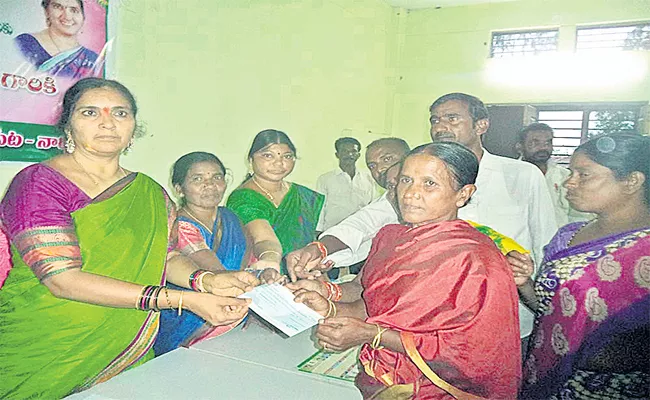 Padma Devender Reddy Give Compensation Cheques To Farmers In Medak - Sakshi