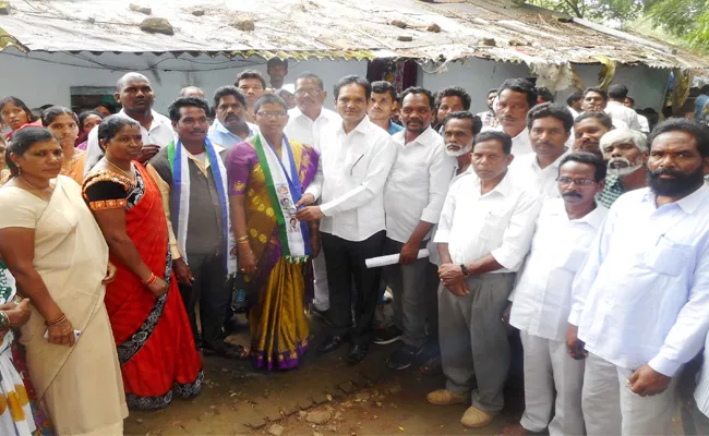 Tamarbha Satyamadavi Joined Into YSRCP In Visakhapatnam - Sakshi