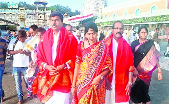 Sridhar Reddy, an MLA Who Visited Venkanna Swamy on Foot - Sakshi