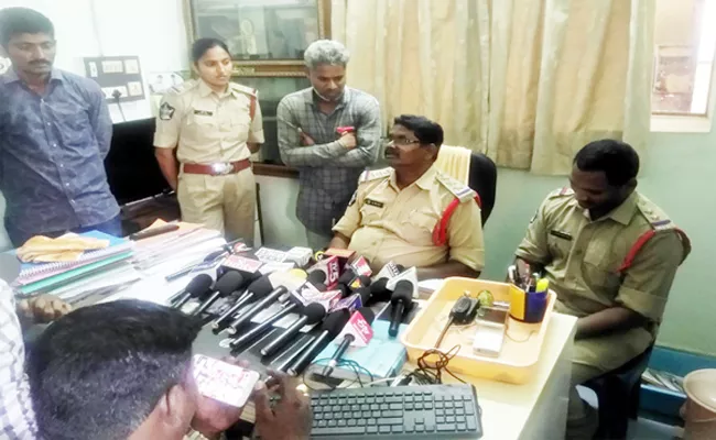 Police Solved Kidnap Case In Visakhapatnam - Sakshi