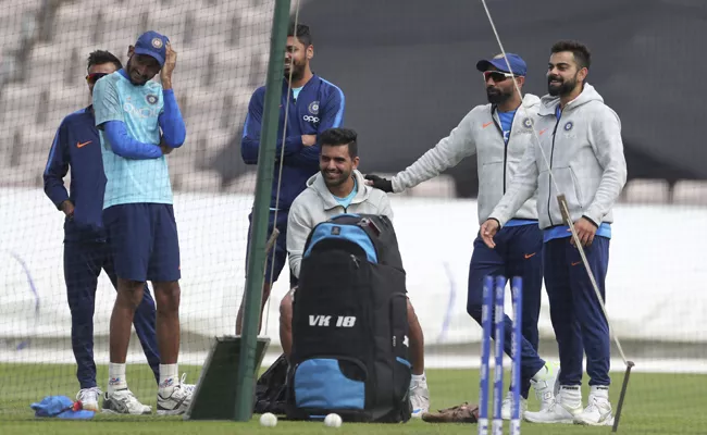 Media boycotts interaction with Team India  - Sakshi