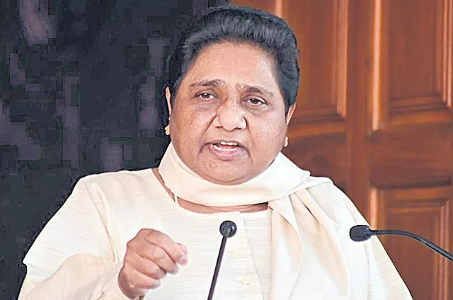 SP-BSP honeymoon over as Mayawati hints at dumping mahagathbandhan - Sakshi