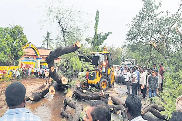 Strange atmosphere in the Andhra Pradesh - Sakshi