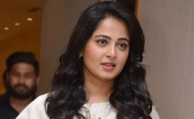 Anushka Shetty To Remake Spanish Film Julias Eyes - Sakshi