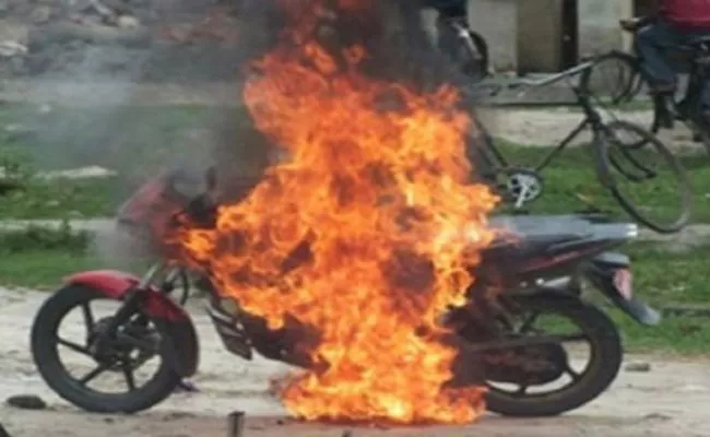 Bike Burnt in Himayat Nagar Hyderabad - Sakshi