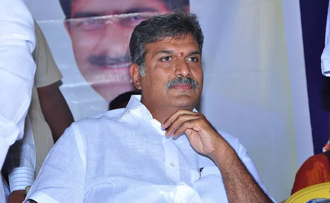 Kesineni Nani is far away from TDP iftar dinner - Sakshi