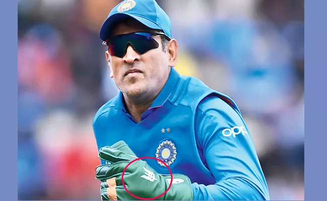 MS Dhoni Sports With Army Insignia Gloves Fans Salutes Him - Sakshi