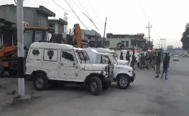 Terrorists have lobbed a grenade at Sopore Police Station - Sakshi