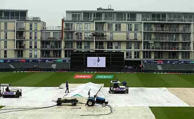 Pakistan and Srilanka Match start delayed due to rain - Sakshi