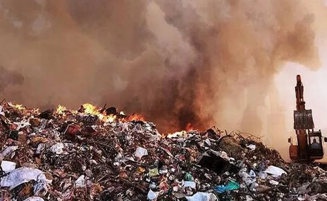 Fires In Dump Yards Karimnagar - Sakshi