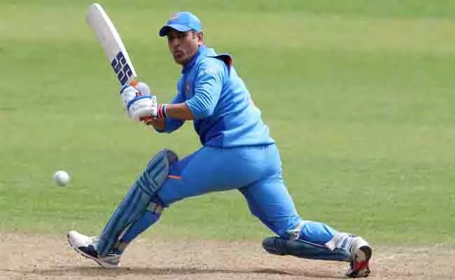 Mike Hussey Says Dhoni Does Not Have Many Weaknesses - Sakshi