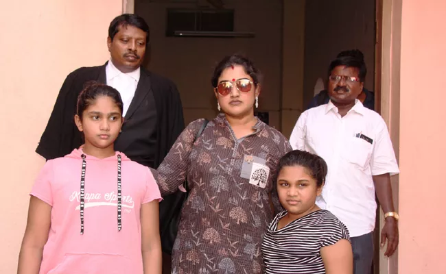 Actress Vanitha Vijayakumar Attend Poonamallee Court Over Daughter Custody - Sakshi