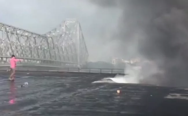 Fire breaks out at a chemical godown near Howrah Bridge - Sakshi