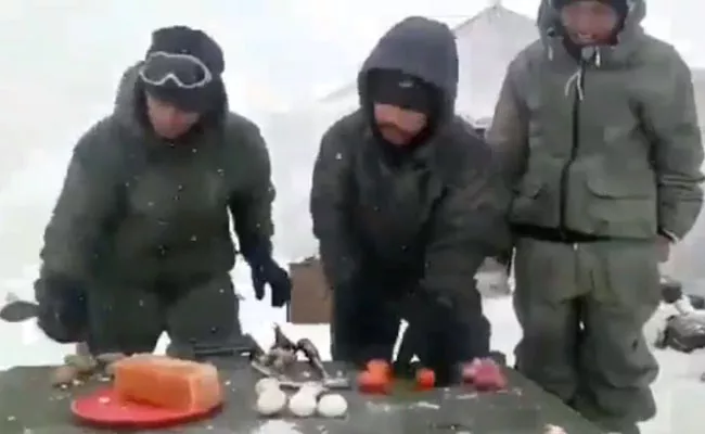 How jawans in Siachen Battle Minus 70 Degree Cold And Struggle with Food - Sakshi