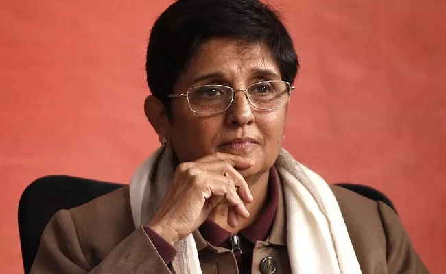 Narayanasamy Wife Died For Without Helmet Says Kiran Bedi - Sakshi