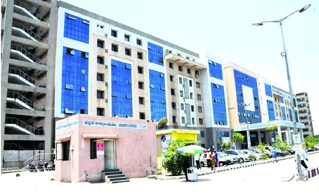 Staff Shortage In Govt Hospital And Govt Medical College Nizamabad  - Sakshi