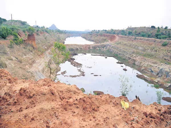 Irregularities in Polavaram left canal work - Sakshi