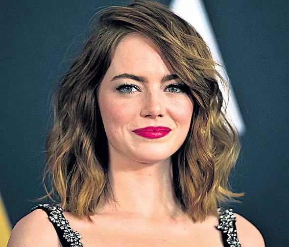  Emma Stone Injures Shoulder After Slipping on Floor - Sakshi