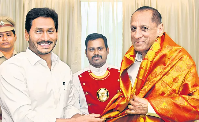 YS Jagan Mohan Reddy Meet With Governor ESL Narasimhan  - Sakshi