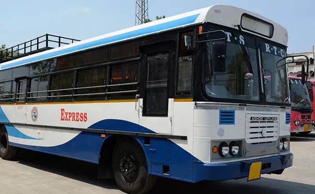 TSRTC bus brakes fail,alert driver saves lives In Karimnagar - Sakshi