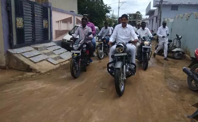 TRS MLA Surendra Kalyana Lakshmi Checks Were Delivered on a Bike in Yellareddy - Sakshi