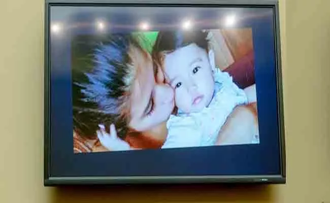 US Lawmaker Gets Emotional As Migrant Mother Describes Baby Death - Sakshi