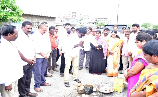 MLA Ajay Kumar Started CC Roads with the Mayor of Khammam Corporation - Sakshi