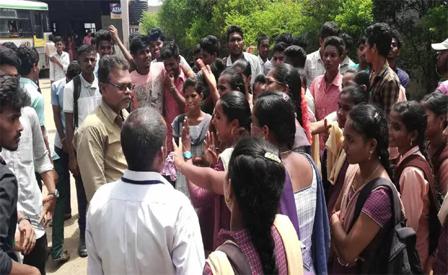 Students Protest About RTC Bus Issue In Narasannapeta Bus Complex - Sakshi