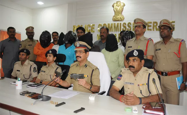 Pistol Supplying Gang Arrested In Warangal - Sakshi