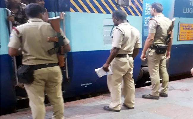 Police checking Tirupati railway station - Sakshi