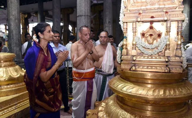 Governor prays at Tiruchanur Sri Padmavathi Ammavari Temple - Sakshi