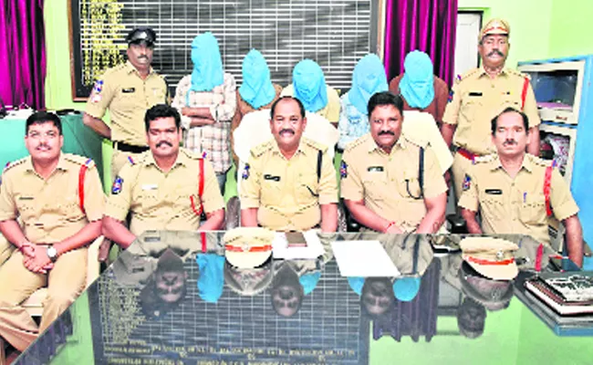 Police Arrested Burglar Gang In Warangal District - Sakshi