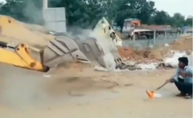 Tiktok Video of JCB Machines Doing Naagin Dance - Sakshi