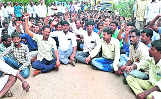 Farmers Demands Of Land Compensation in Mahabubnagar - Sakshi