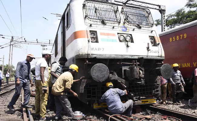 Train Engine Derails At Visakha Railway Station Outer - Sakshi