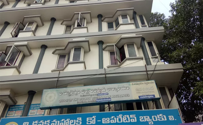 Irregularities In Registration Office In East Godavari - Sakshi