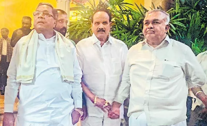 MLA Nagaraj Joins Other Rebels in Mumbai - Sakshi