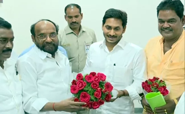 R krishnaiah Meets CM YS jagan mohan reddy - Sakshi