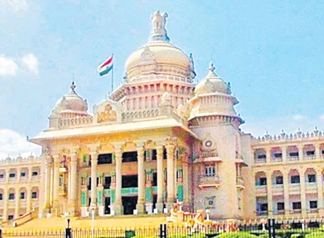 Another round of resort politics in Karnataka as JD(S)-Cong coalition governament - Sakshi