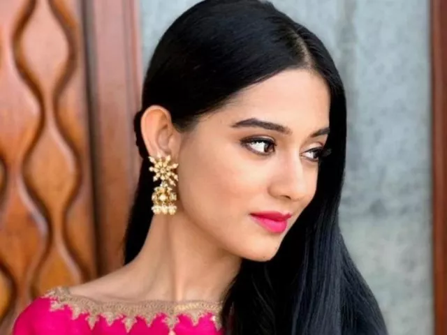 Amrita Rao Reveals That Her Twitter Account Hacked - Sakshi