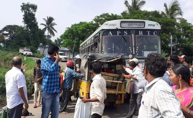 Women Died In Road Accident At Jiyyammavalasa In Vizianagaram - Sakshi