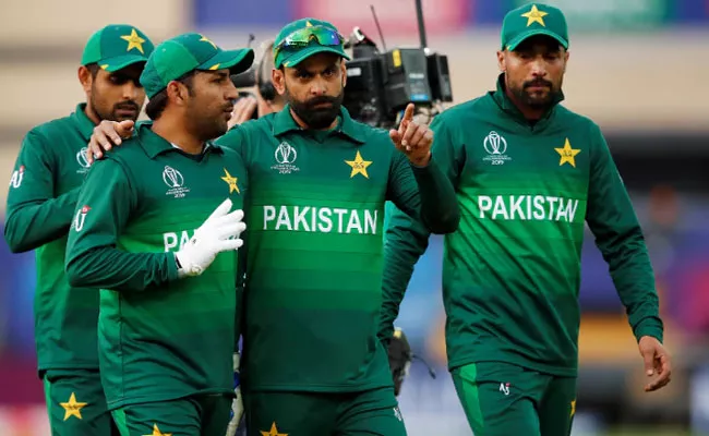 Waqar Slams senior Pakistan players After World Cup 2019 Defeat - Sakshi