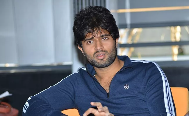  Vijay Devarakonda Sensational Comments on Lip Lock Scenes  - Sakshi